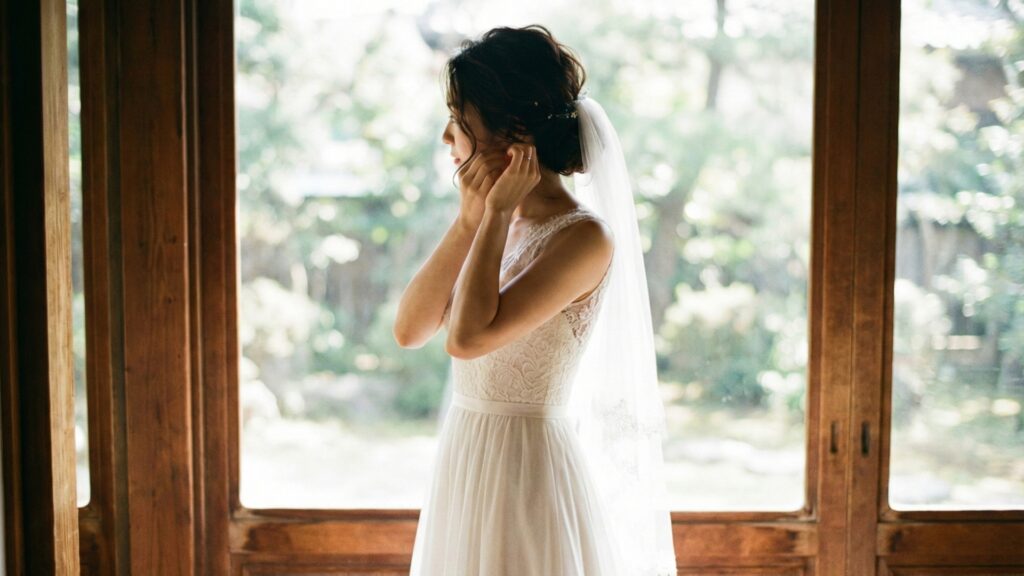 ブライダルインナーで補正され美しいウエストラインと姿勢を保つウェディングドレス姿