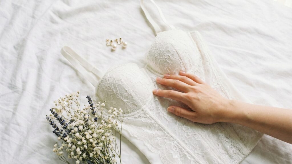 試着時の恥ずかしさを防ぐために準備したブライダルインナーと花嫁の手元