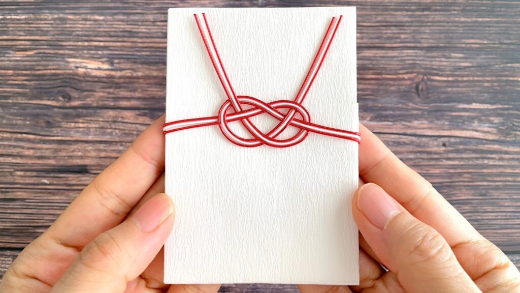 結婚式のマナーを象徴する紅白の水引(みずひき)のアップ