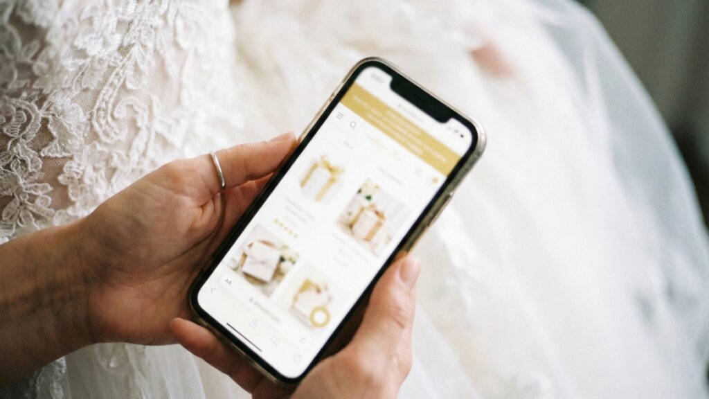 スマホを使って手軽に結婚式の引き出物を注文する様子